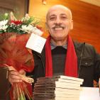 الشاعر ماجد ابو غوش  يطلق روايته عسل الملكات في متحف درويش - رام الله