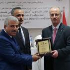 افتتح المؤتمر الوطني الثالث للشكاوى وشارك في مؤتمر تعزيز التعلم الالكتروني في المدارس الفلسطينية