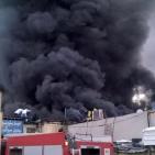 بالصور: حريق ضخم بأحد أسواق العيزرية شرق القدس