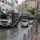 البلدية والشرطة تزيلان البسطات من وسط الخليل