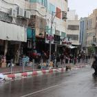 البلدية والشرطة تزيلان البسطات من وسط الخليل