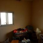 عائلة تنجو من هجوم مستوطنين بقنابل الغاز على منزلها