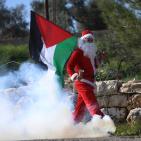 الاحتلال يقمع مسيرة بابا نويل في بلعين