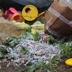 صور: بلدية البيرة تتعامل مع مخلفات طبية ألقاها مجهول على جانب الطريق