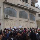 معلمو الخليل ينظمون اعتصاما ومسيرة احتجاجية