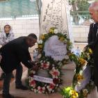 وضع إكليل الور في مقبرة الشهداء بالخليل بالذكرى 22 لمجزرة الحرم الابراهيمي