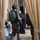 بالصور.. الاحتلال يقتحم عدة منازل في الخليل