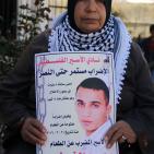 الخليل: إعتصام تضامني مع الأسير المضرب محمود الفسفوس