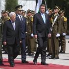 الرئيس محمود عباس يستقبل رئيس رومانيا في رام الله