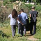 طلبة من مدرسة بكالوريا الرواد في نابلس يقومون بأعمال تنظيف لمنتزه جمال عبد الناصر