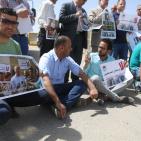 الاحتلال يقمع وقفة تضامنية مع الصحفي نزال امام معتقل عوفر