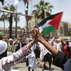 إعادة تمثيل مشهد من النكبة عام 1948 خلال مسيرة بمناسبة ذكرى النكبة في مدينة رام الله