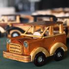 في غزة.. تُحف ونماذج رائعة تُصنع من بقايا الأخشاب التالفة