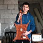 في غزة.. تُحف ونماذج رائعة تُصنع من بقايا الأخشاب التالفة