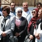 اعتصام أمام مبنى الصليب الأحمر في نابلس احتجاجاً على قرار تقليص الزيارات لعائلات الأسرى مرة بالشهر