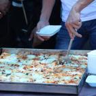 فريق ايطالي يصنع البيتزا الايطالية للمارة بغزة مجاناً