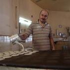 مواطنون يعملون في صناعة القطايف في مدينة رام الله