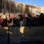 آلاف الفلسطينين يزحفون صوب القدس لأداء صلاة الجمعة الثانية في رمضان