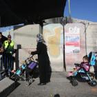 آلاف الفلسطينين يزحفون صوب القدس لأداء صلاة الجمعة الثانية في رمضان