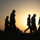 آلاف الفلسطينين يزحفون صوب القدس لأداء صلاة الجمعة الثالثة في رمضان