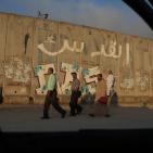 دخول المصلين  عبر حاجز قلنديا لاداء صلاة الجمعة الاخيرة في رمضان