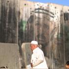 دخول المصلين  عبر حاجز قلنديا لاداء صلاة الجمعة الاخيرة في رمضان