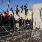 دخول المصلين  عبر حاجز قلنديا لاداء صلاة الجمعة الاخيرة في رمضان