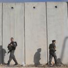 دخول المصلين  عبر حاجز قلنديا لاداء صلاة الجمعة الاخيرة في رمضان