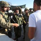 دخول المصلين  عبر حاجز قلنديا لاداء صلاة الجمعة الاخيرة في رمضان