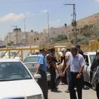 معاناة المواطنين على مداخل الخليل في ظل الطوق الأمني