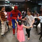 مؤسسة يد بيد تُقيم وجبة افطار لمجموعة من الأطفال