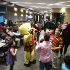 مؤسسة يد بيد تُقيم وجبة افطار لمجموعة من الأطفال