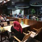 مؤسسة يد بيد تُقيم وجبة افطار لمجموعة من الأطفال