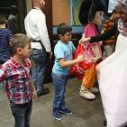 مؤسسة يد بيد تُقيم وجبة افطار لمجموعة من الأطفال