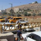 حصار الخليل.. معاناة العبور من 