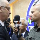 رئيس الوزراء يتفقد معبر الكرامة ويطالب اسرائيل بفتحه 24 ساعة