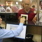 رئيس الوزراء يتفقد معبر الكرامة ويطالب اسرائيل بفتحه 24 ساعة