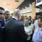 رئيس الوزراء يتفقد معبر الكرامة ويطالب اسرائيل بفتحه 24 ساعة