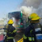 فيديو: اشتعال النيران في حافلة اسرائيلية وسط القدس المحتلة