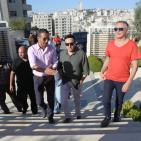 الفنان صابر الرباعي يضع إكليلا من الزهور على قبر محمود درويش