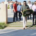 الفنان صابر الرباعي يضع إكليلا من الزهور على قبر محمود درويش