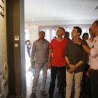 الفنان صابر الرباعي يضع إكليلا من الزهور على قبر محمود درويش