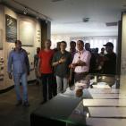 الفنان صابر الرباعي يضع إكليلا من الزهور على قبر محمود درويش