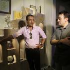 الفنان صابر الرباعي يضع إكليلا من الزهور على قبر محمود درويش