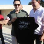 الفنان صابر الرباعي يضع إكليلا من الزهور على قبر محمود درويش