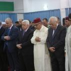 الرئيس يؤدي صلاة العيد في مسجد التشريفات ويضع إكليلا من الزهور على ضريح الشهيد عرفات