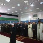 الرئيس يؤدي صلاة العيد في مسجد التشريفات ويضع إكليلا من الزهور على ضريح الشهيد عرفات