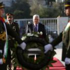 الرئيس يؤدي صلاة العيد في مسجد التشريفات ويضع إكليلا من الزهور على ضريح الشهيد عرفات