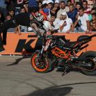 سائق الدرجات النارية الشهير باجروس ينظم عرضا استعراضيا في رام الله