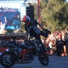 سائق الدرجات النارية الشهير باجروس ينظم عرضا استعراضيا في رام الله